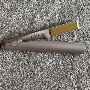 Twisting styling iron